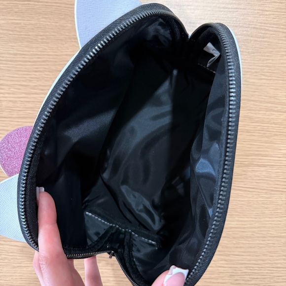 HELLO KITTY MAKEUP BAG GLITTERY BOW PINK AND WHITE - Picture 3 of 3